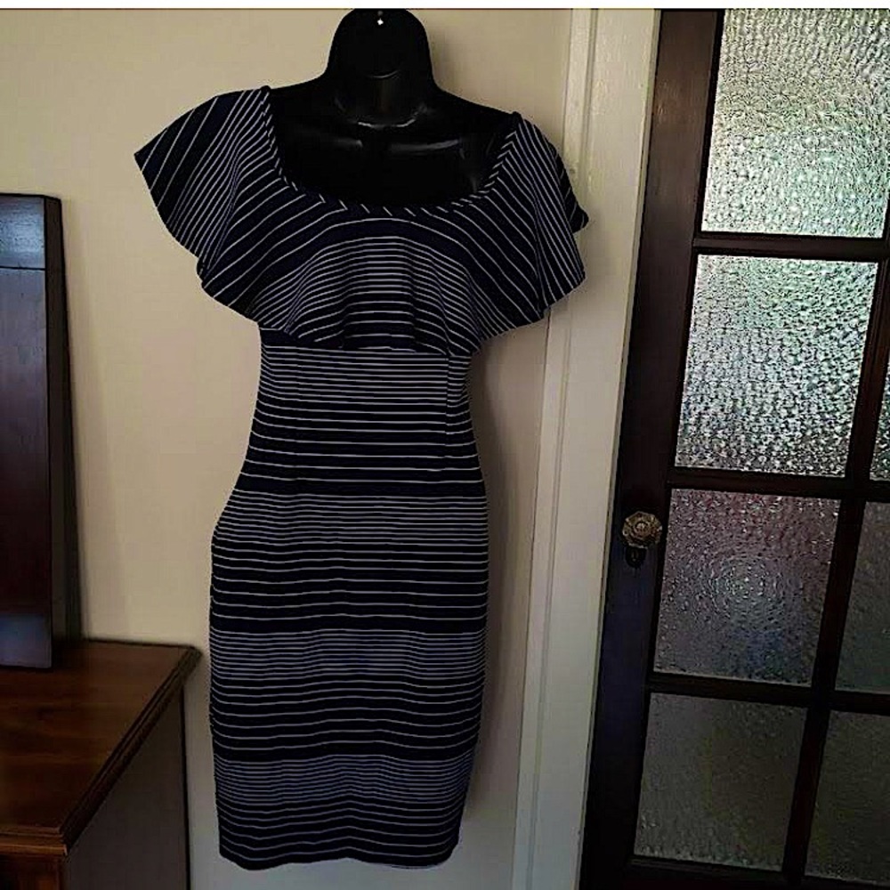 Romeo&Juliet off the shoulder navy/white dress